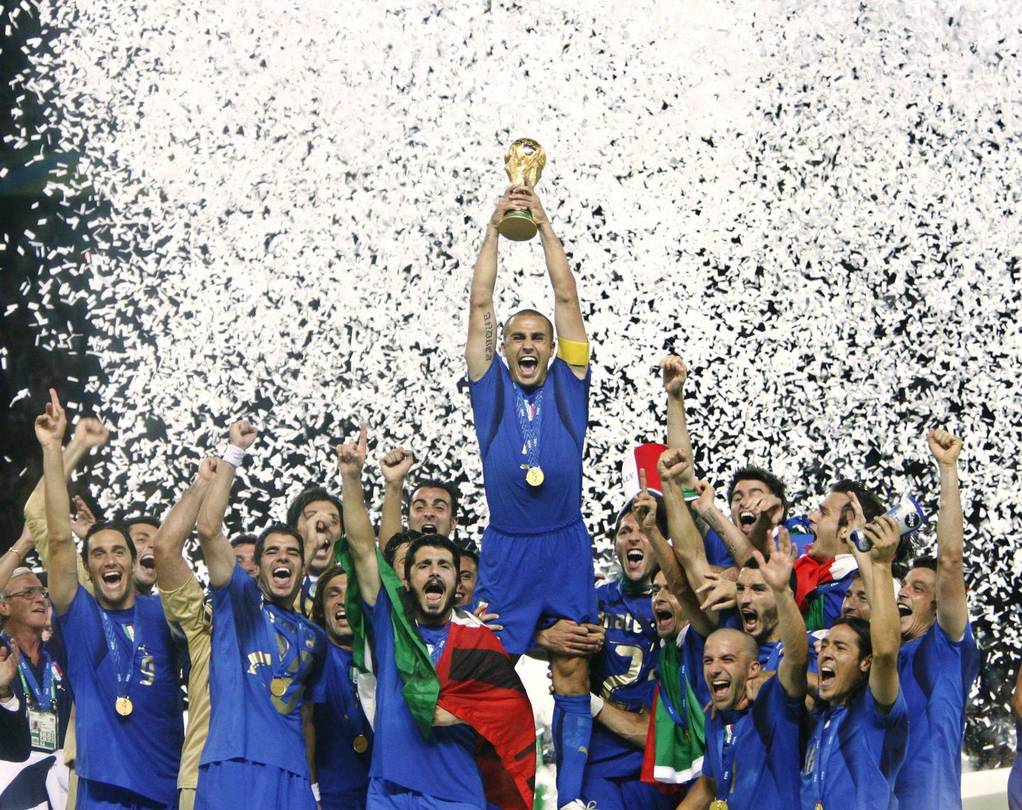 Neli aastat tagasi võitis maailmameistritiitli Itaalia, pildil karikaga Itaalia koondise kapten Fabio Cannavaro.