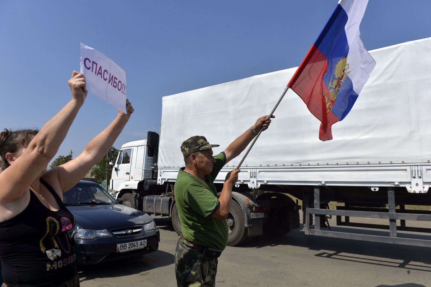 Колонна российских грузовиков с гуманитарной помощью вошла на территорию Украины примерно в полдень.