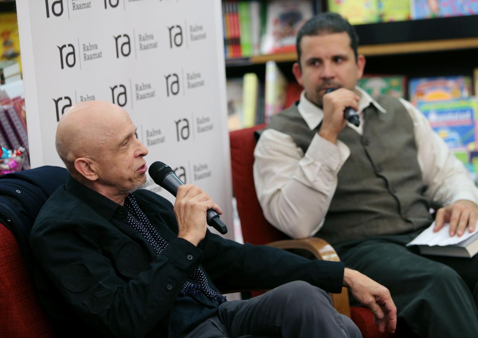 Mihkel Mutt (vasakul) esitles Tasku Rahva Raamatus oma artiklikogumikku, vestluskaaslaseks Mihkel Kunnus.