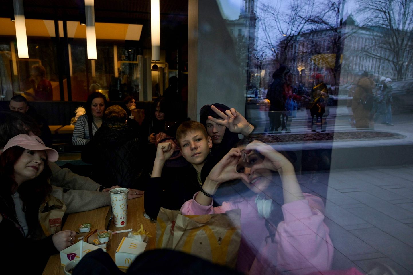 Молодежь позирует в главном ресторане McDonald's на Пушкинской площади в центре Москвы - первом ресторане сети, открытом в СССР 31 января 1990 года