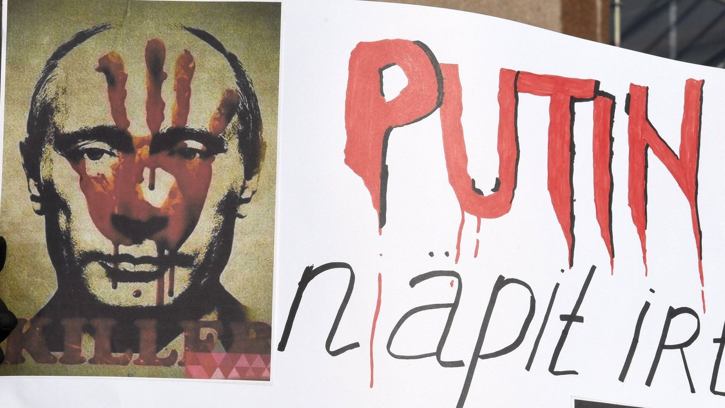 Plakat, mida kanti Soomes Helsingis Ukraina toetuse ja Venemaa vastu protestil