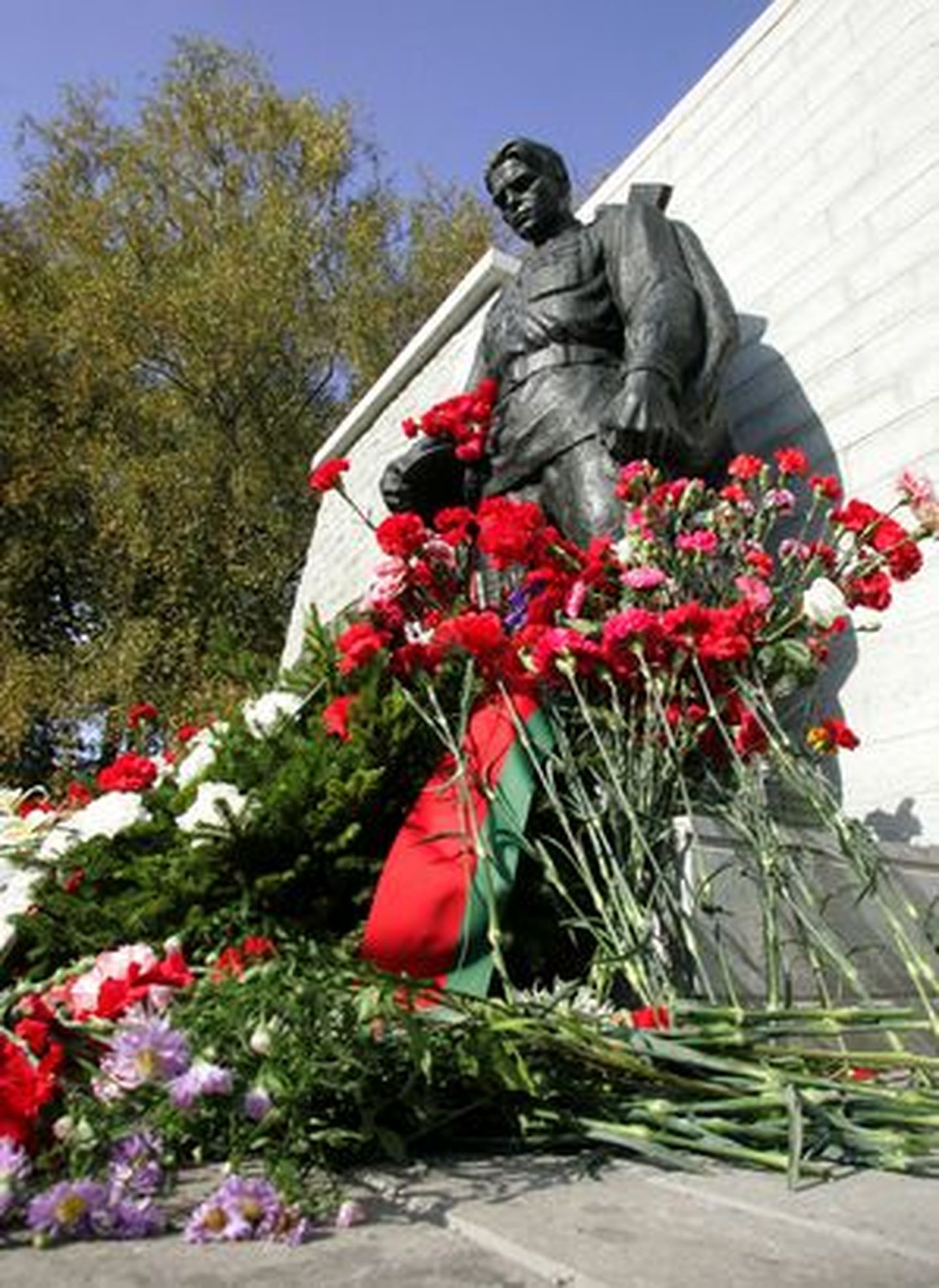 Памятник павшим во Второй мировой войне перенесли с Тынисмяги на Военное кладбище в апреле 2007 года.