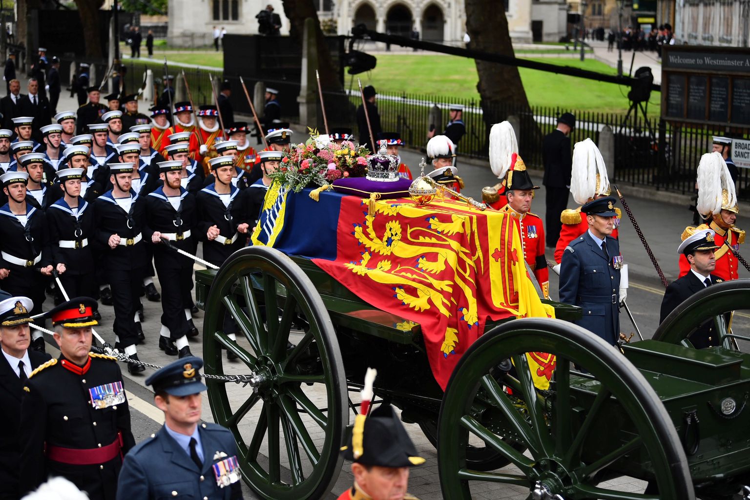 Briti kuninganna Elizabeth II kirst liikumas 19. septembril 2022 läbi Londoni Westminster Abeysse, kus toimus matuseteenistus