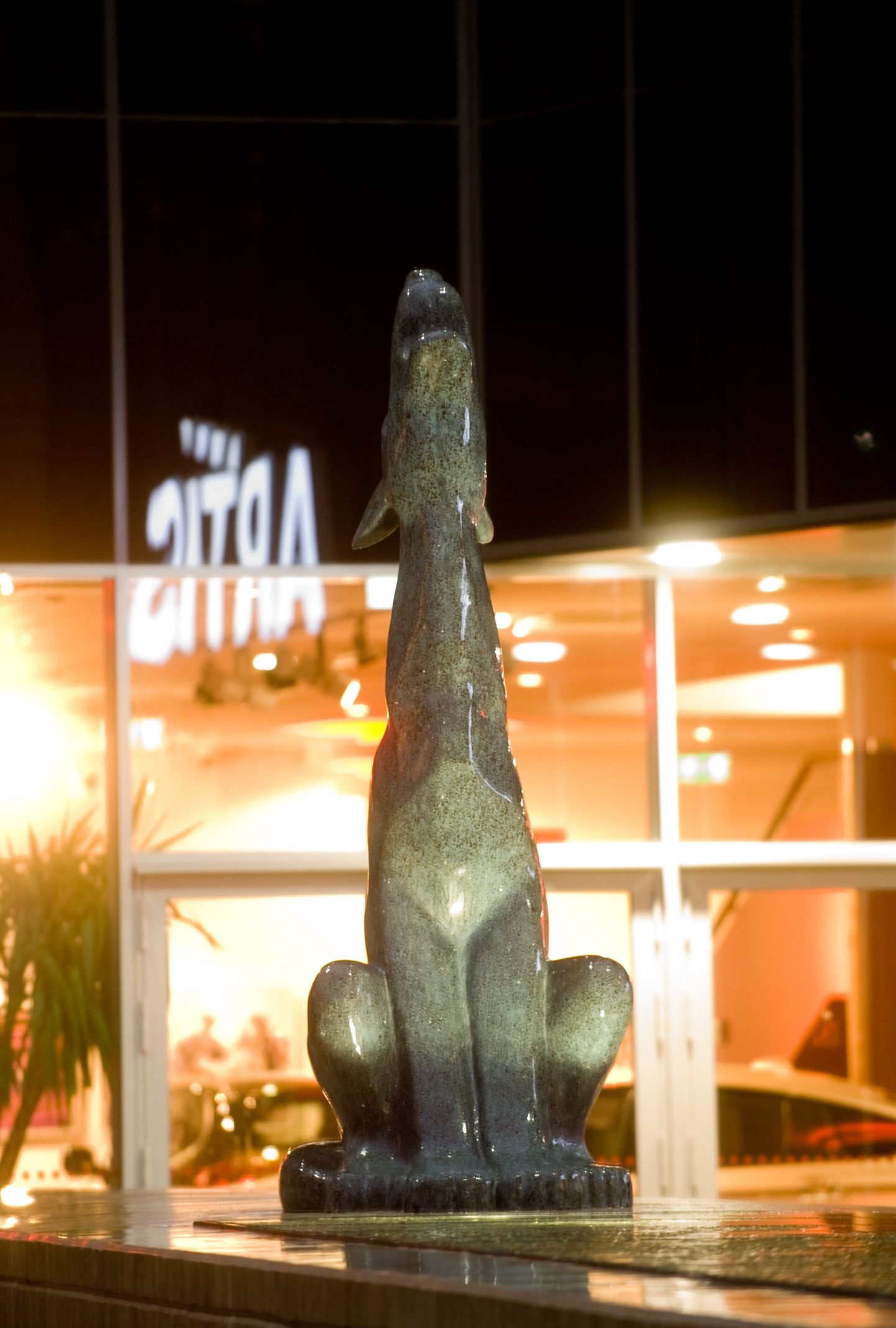 Simson von Seakylli skulptuur "Pöffihunt" Artise kino ees.