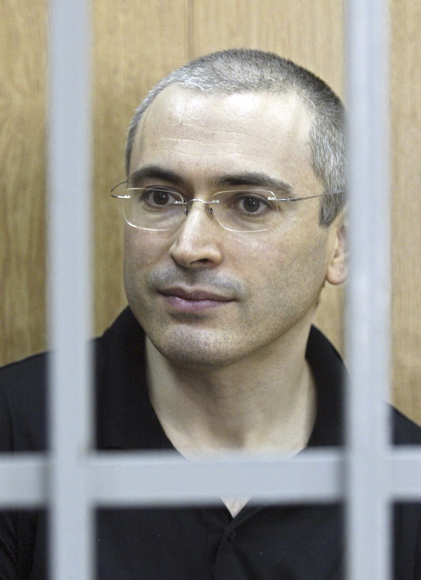 Naftakompanii JUKOS endine juht Mihhail Hodorkovski 2004. aastal peetud kohtuprotsessi ajal.