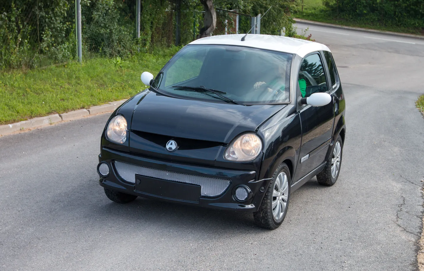 Mopeedauto juht ei võtnud kurvi välja. Pilt on illustratiivne.