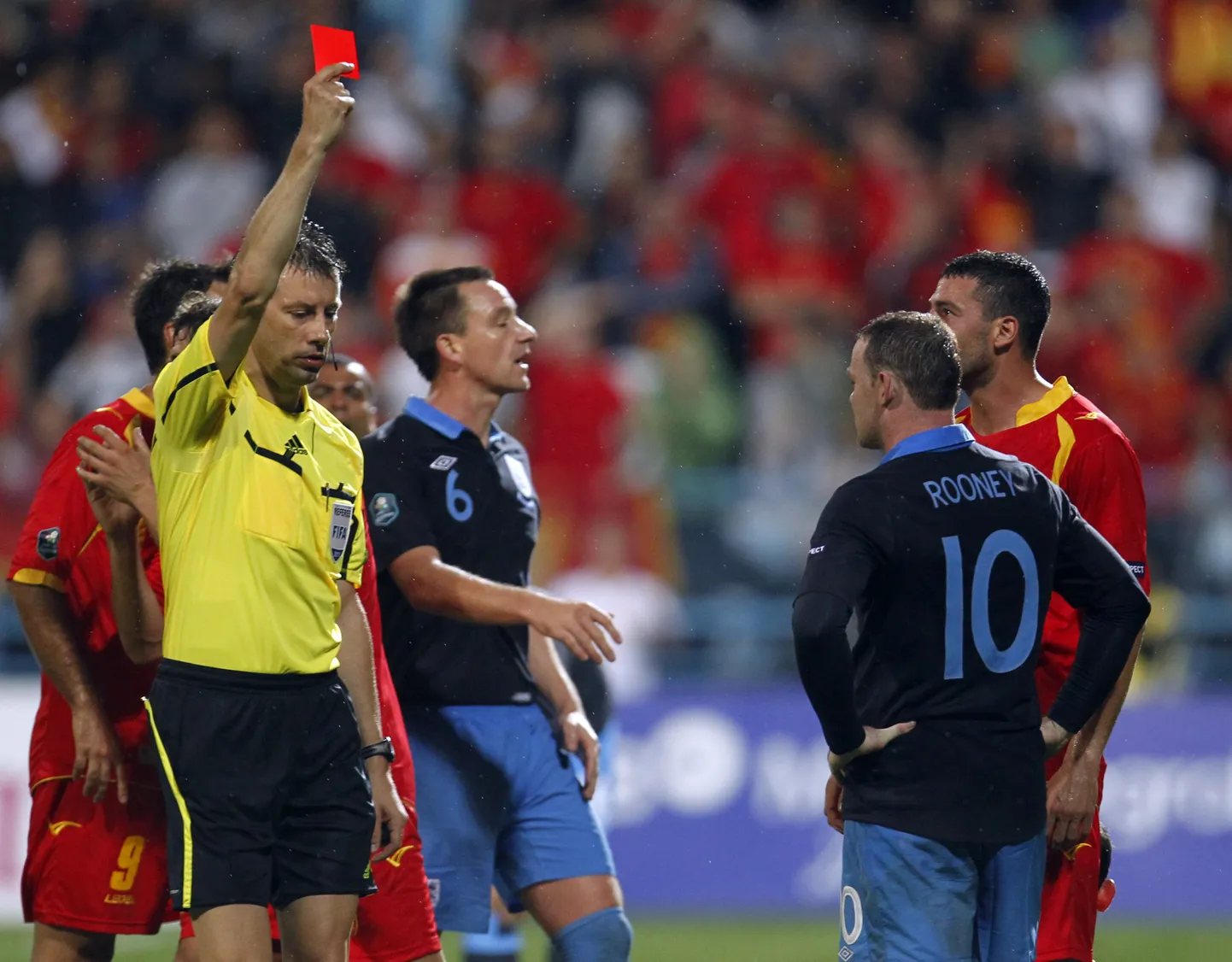 Wayne Rooney (paremal) sai kahe aasta eest mängus Montenegroga punase kaardi.
