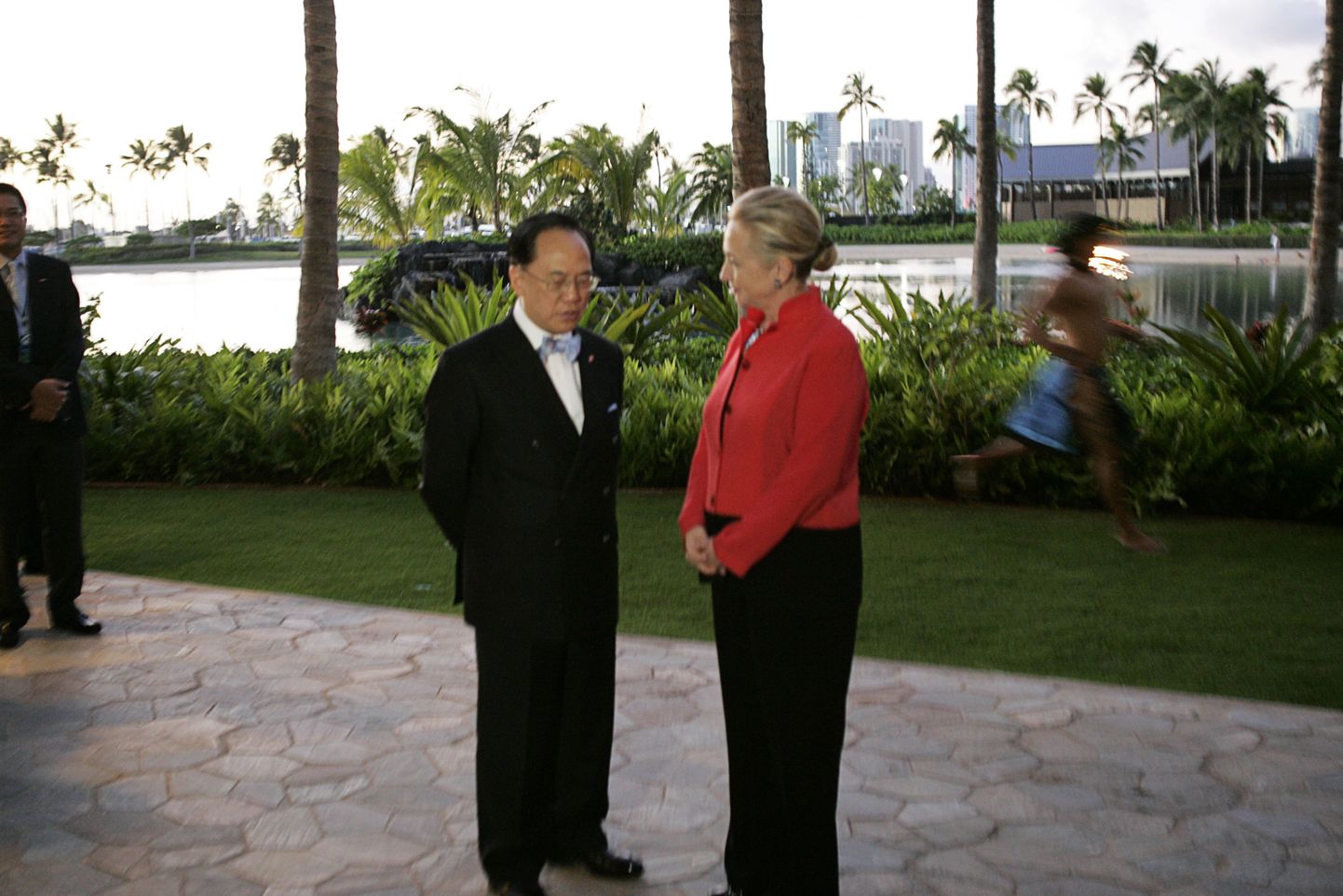 Hillary Clinton, Donald Tsang ja poolalasti tõrvikuga mees