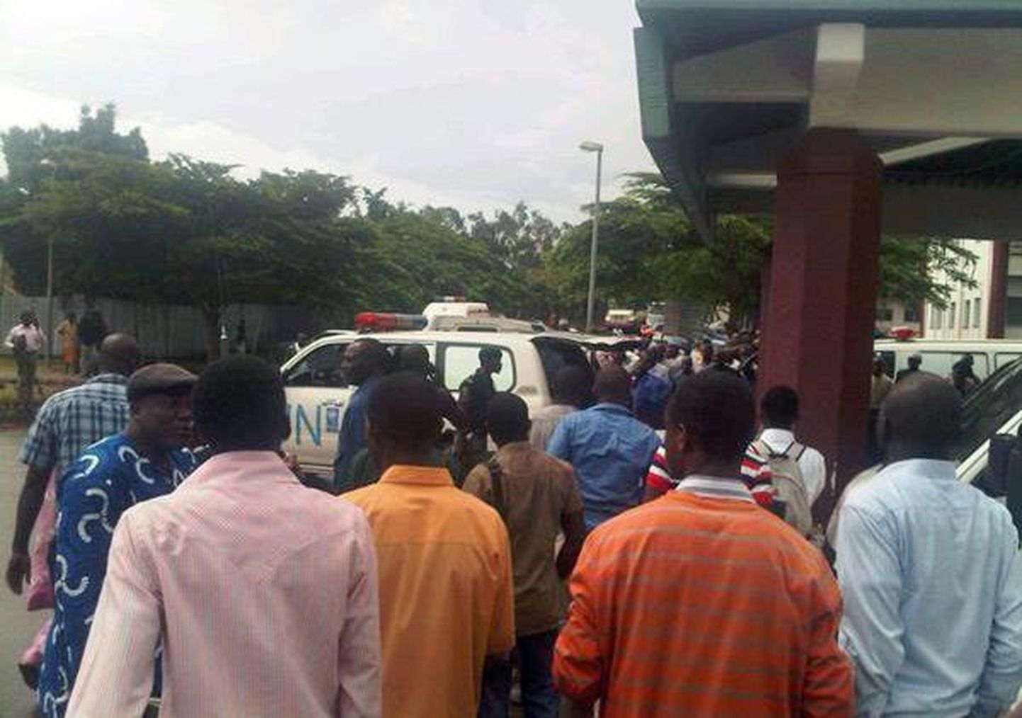 Inimesed Nigeeria pealinna Abuja haigla juures.