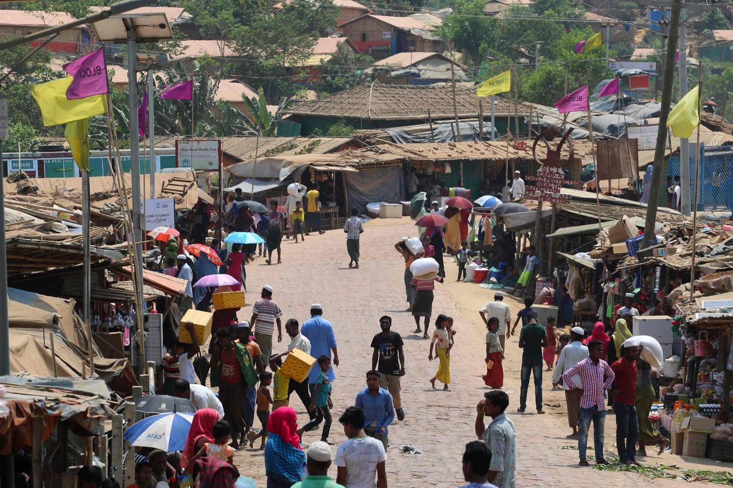 Kutupalongi rohingja põgenikelaagri turuplats Bangladeshis 24. märts 2020.
