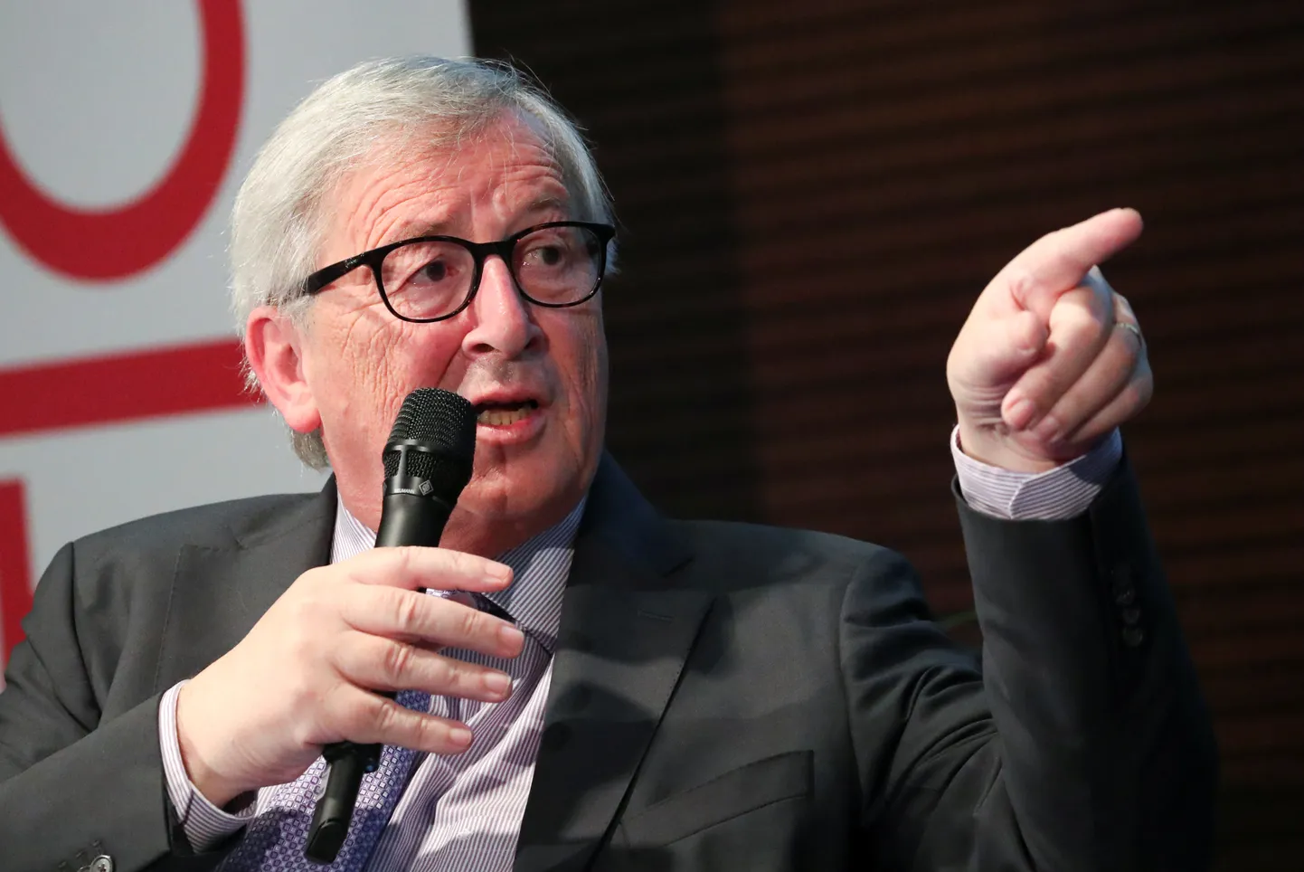 Jean-Claude Juncker Politico ajakirjanikuga vestlemas.