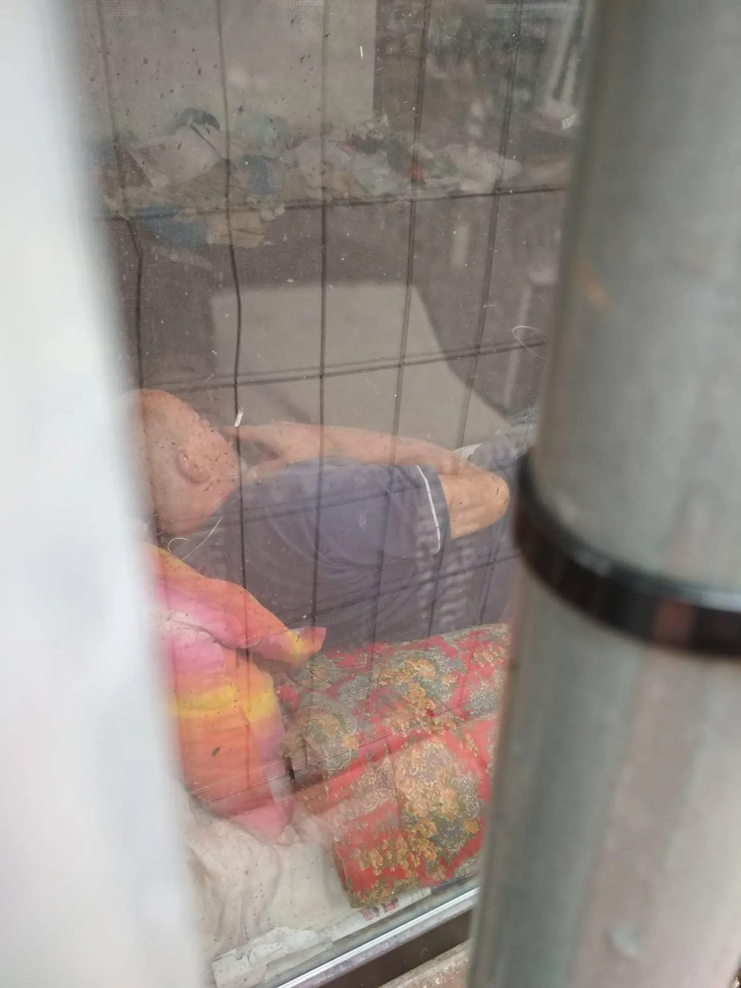 Suitsetav kodutu Rüütli 22 majas.
