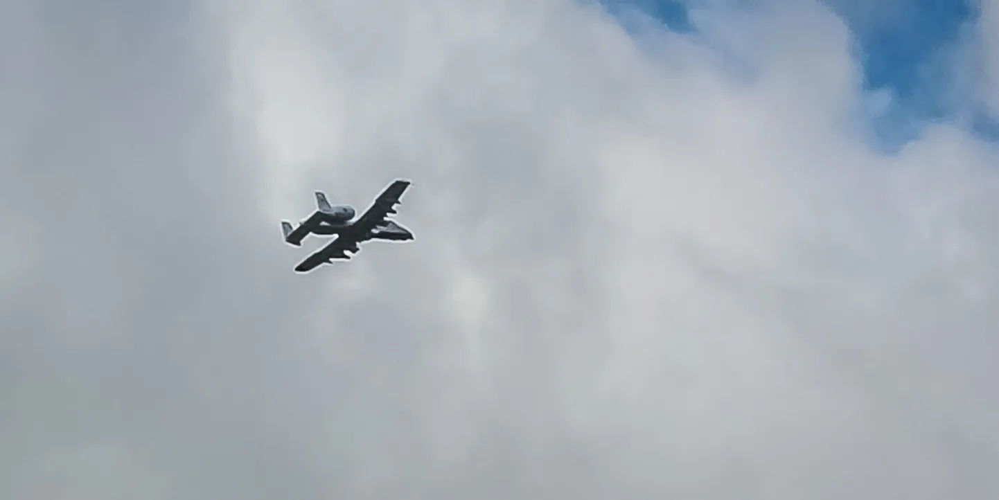 NATO lennukid madallennul 2011 aastal üle Pärnu lendamas