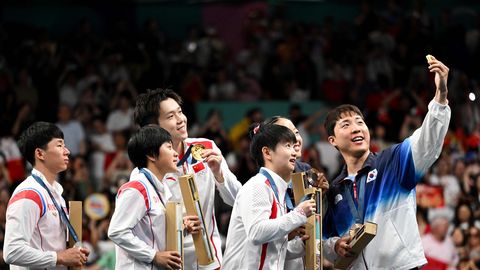 Põhja-Korea sportlased poseerisid Pariisis tõeliselt haruldasel fotol