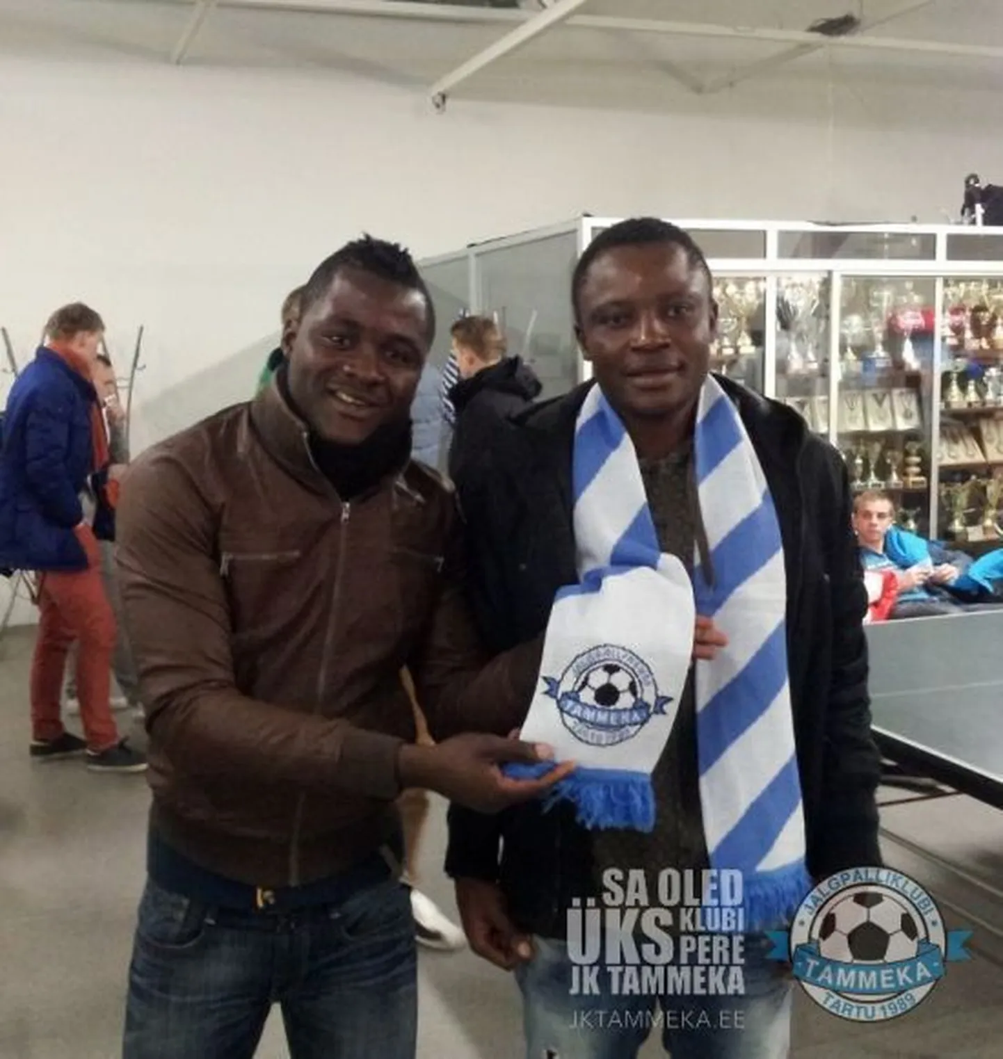 Yannick Mbemba (vasakul) poseerimas teise Tammeka aafriklase Maxime Preche Mboungouga.
