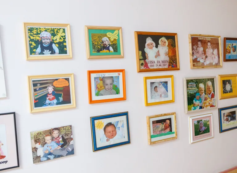 Põlva haigla sünnitusosakonna koridoris on arvukalt endiste patsientide fotosid.