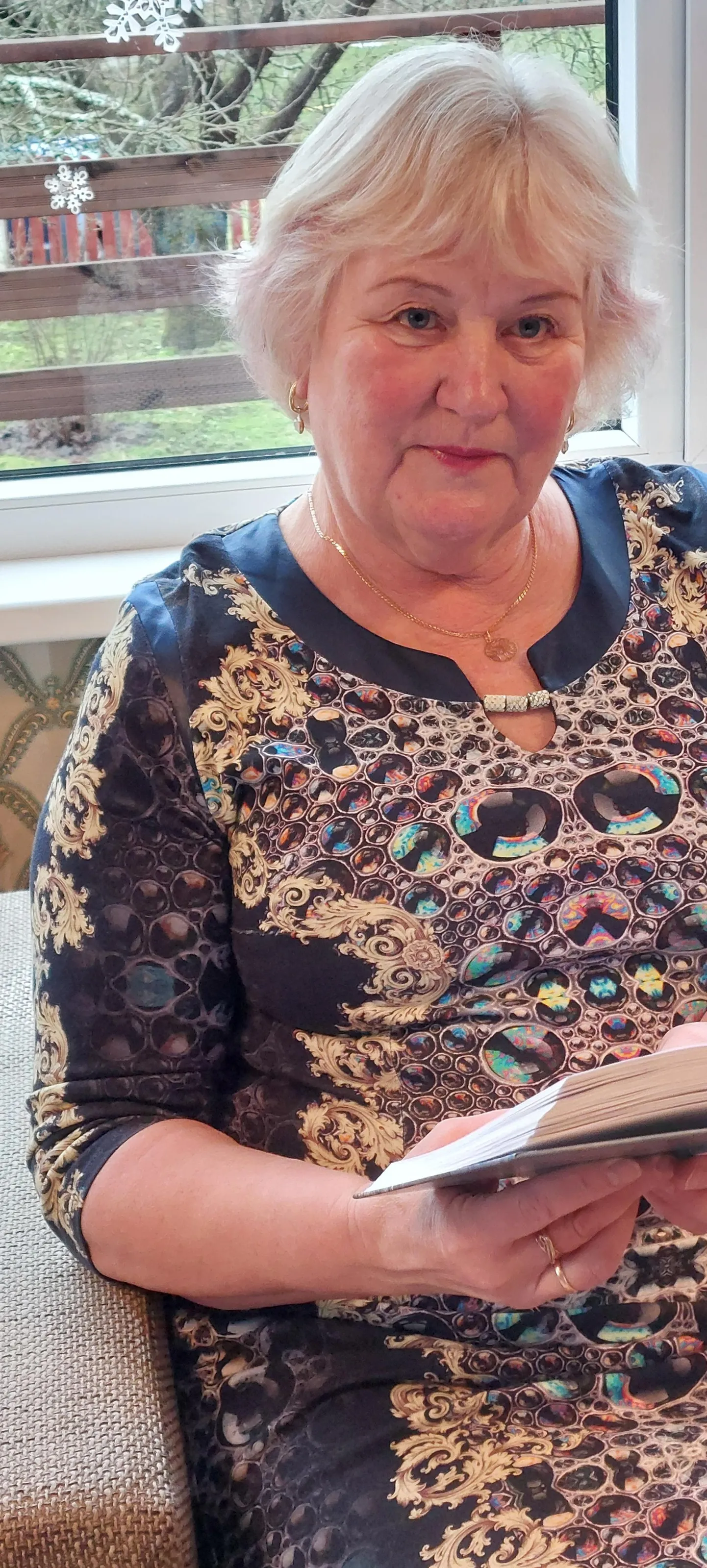 Aastakümneid Kärstnas ja seejärel kümme aastat Viljandis õpetajana töötanud Anu Roht on nüüd pensionil ja naudib kodus raamatute lugemist.