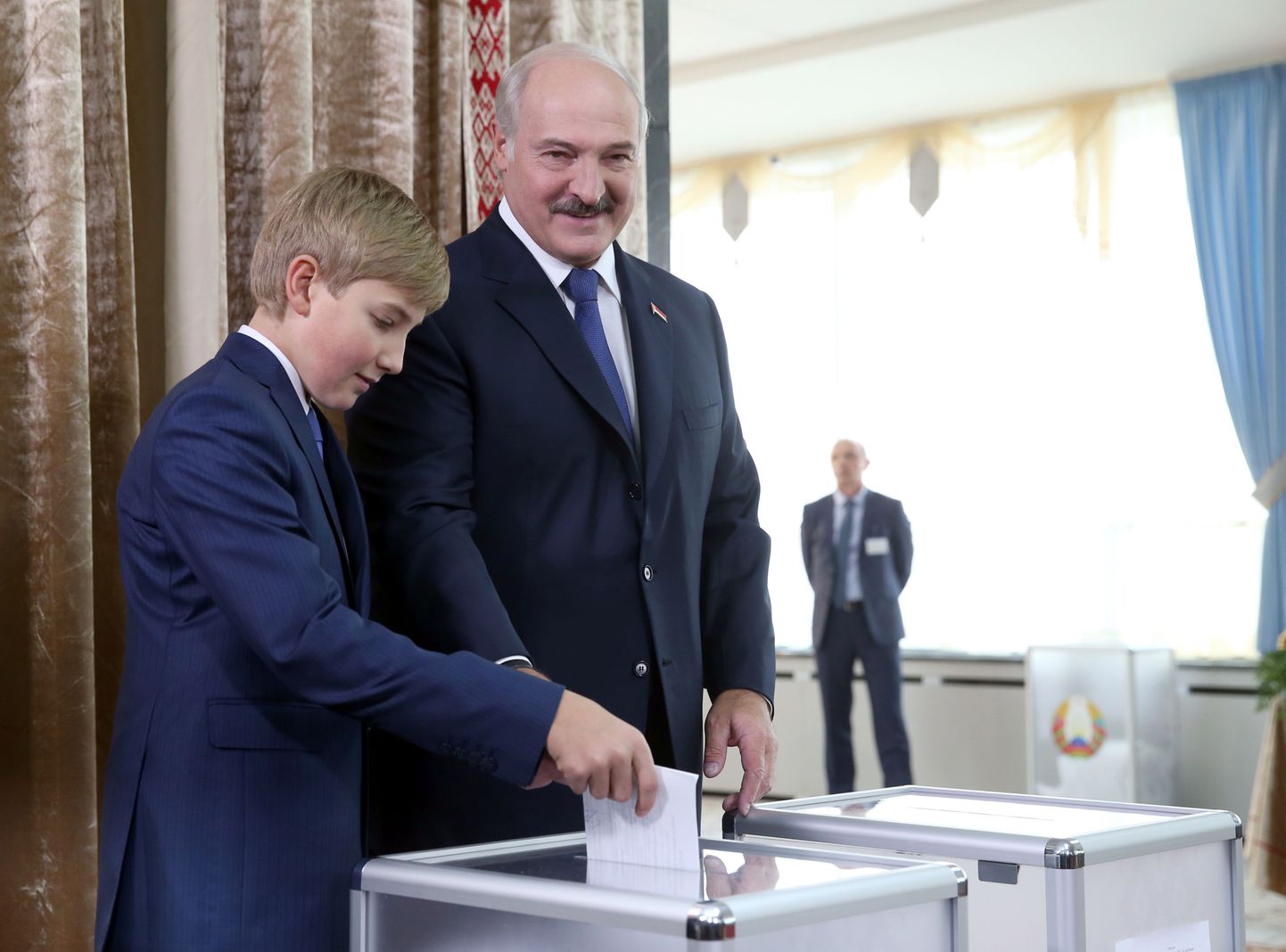Valgevene riigipeana jätkav Aleksandr Lukašenka koos oma poja Nikolaiga pühapäeval hääletuskasti juures Minski valimisjaoskonnas.