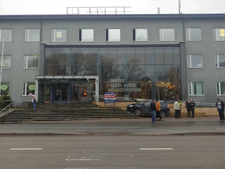 Kokkupõrke tagajärjel paiskus Toyota Akadeemia tänava hoone trepile.