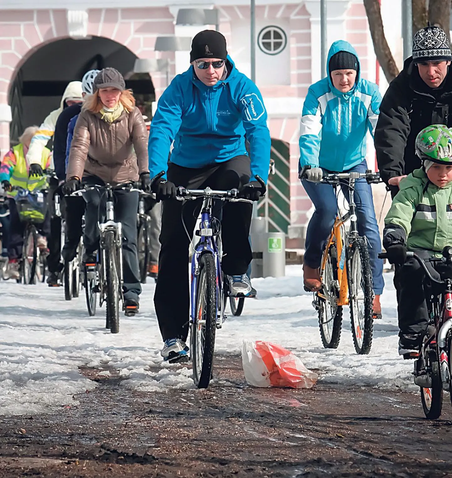 Pühapäevasel kuurordile pühendatud rattaretkel läbis üle 40 pärnaka mitu kodulinna kaunist turismiobjekti.