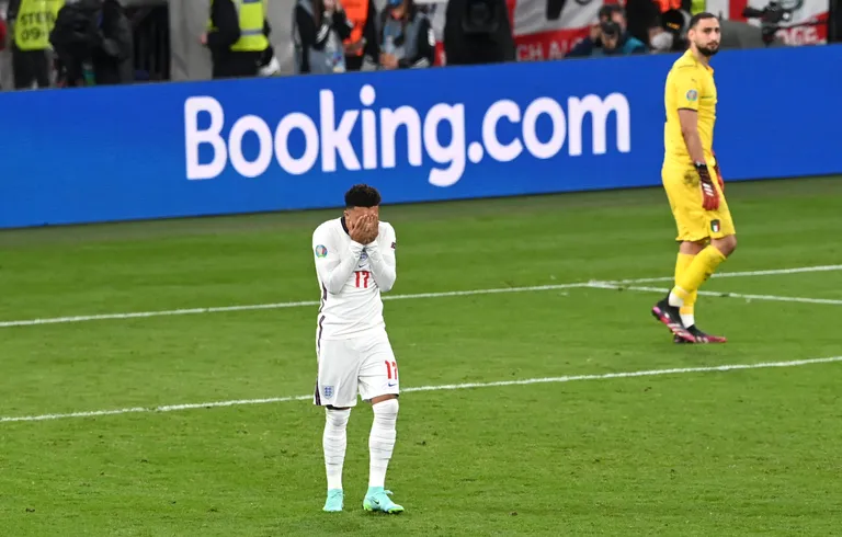 Itaalia väravavaht Gianluigi Donnarumma tõrjus Inglise poolkaitsja Jadon Sancho löödud penalti