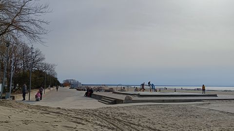 ГАЛЕРЕЯ ⟩ Весеннее тепло привело людей на пляж