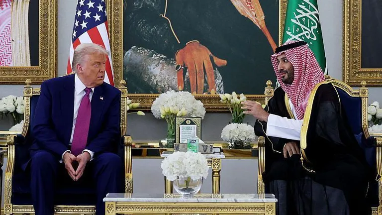 Президент США Дональд Трамп и наследный принц Саудовской Аравии Мухаммед бин Салман в аэропорту имени короля Халида в Эр-Рияде.