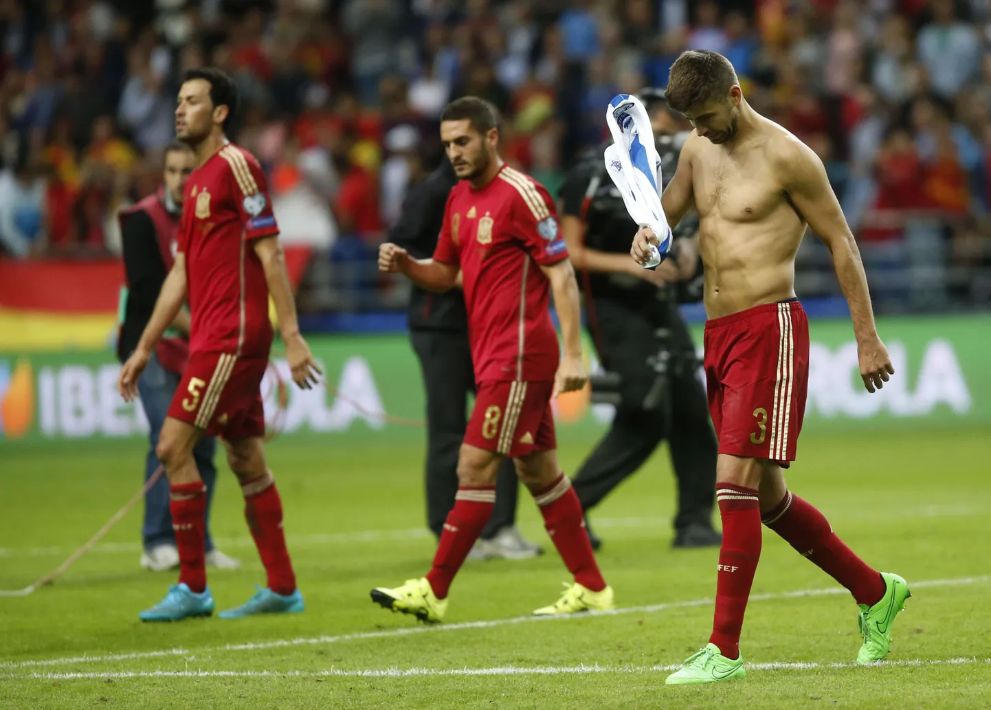 Hispaania koondislased pärast EM-valikmängu Slovakkiaga. Paremal esiplaanil Gerard Pique.