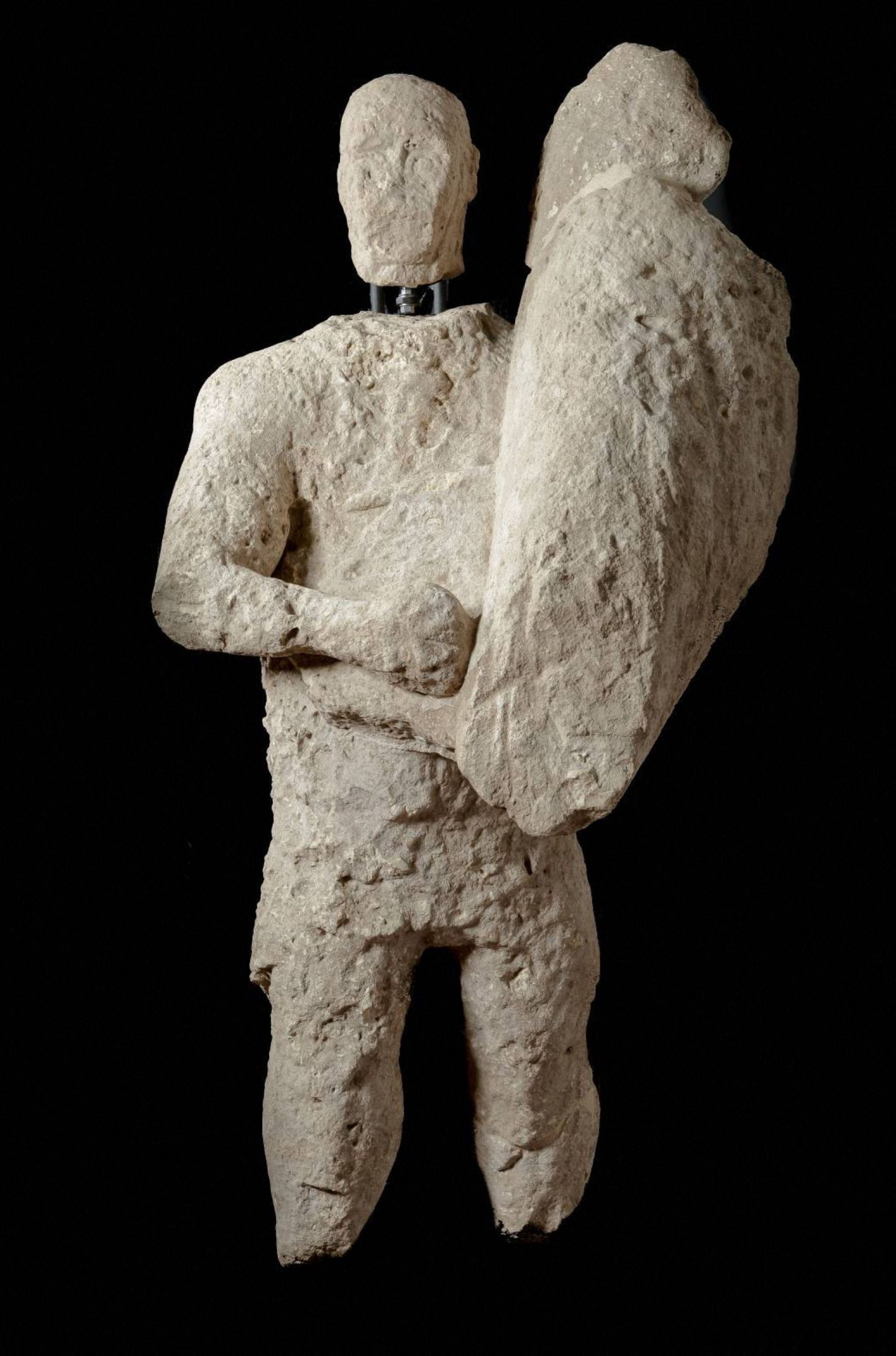 Cabrase muuseumis on hoiul vastleitud kujuga sarnane skulptuur (pildil).