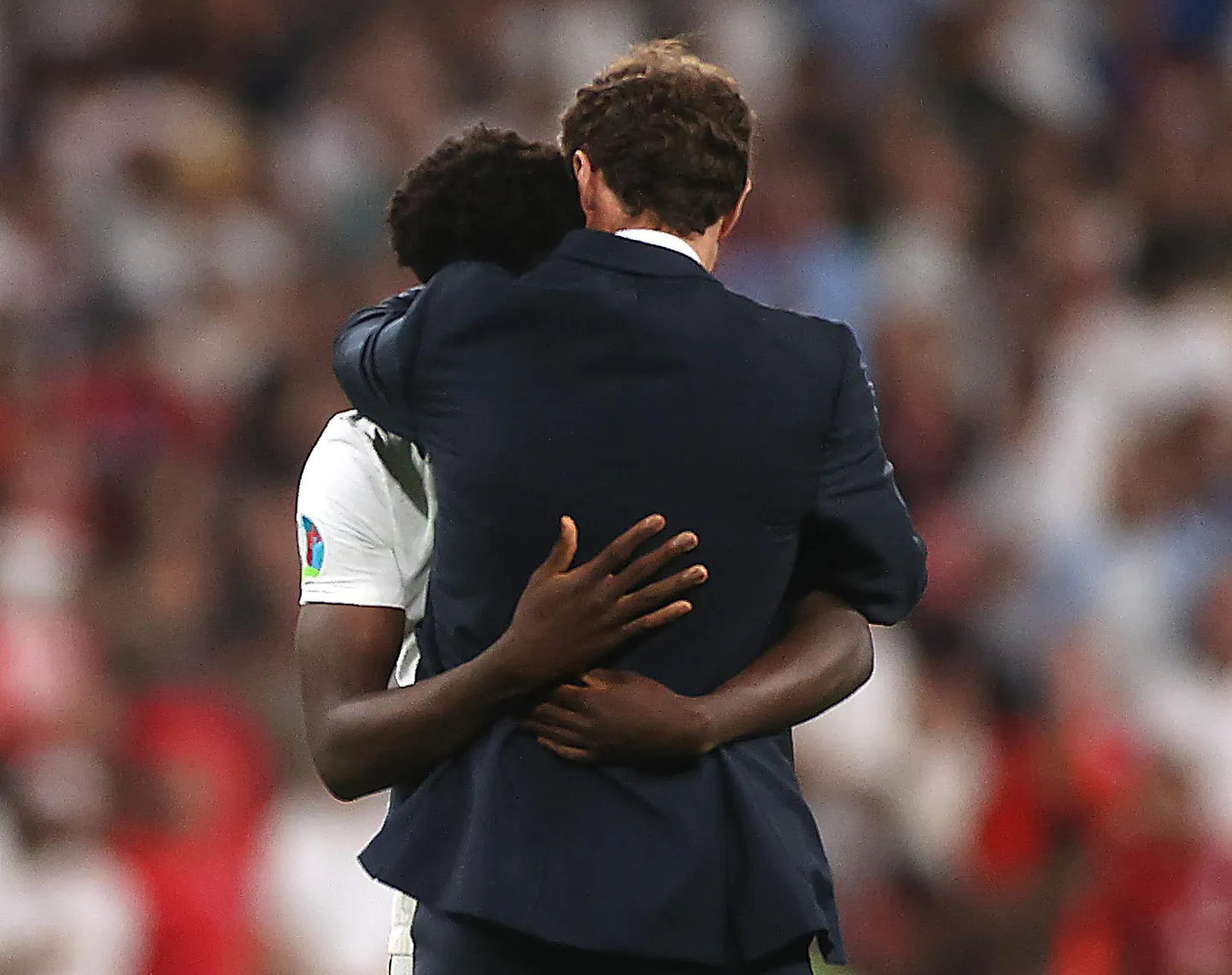 Inglismaa koondise peatreener Gareth Southgate lohutab otsustava penalti mööda löönud Bukayo Sakat 11.07.2021