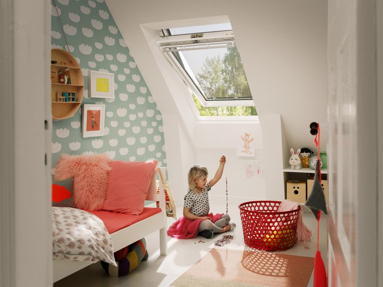 Ideaalne laste suvisesse magamistuppa: VELUXI katuseakende päikesevarjud hoiavad kuuma väljas, kuid lasevad päikesevalguse ja värske õhu sisse, et lastel oleks parem mängida.