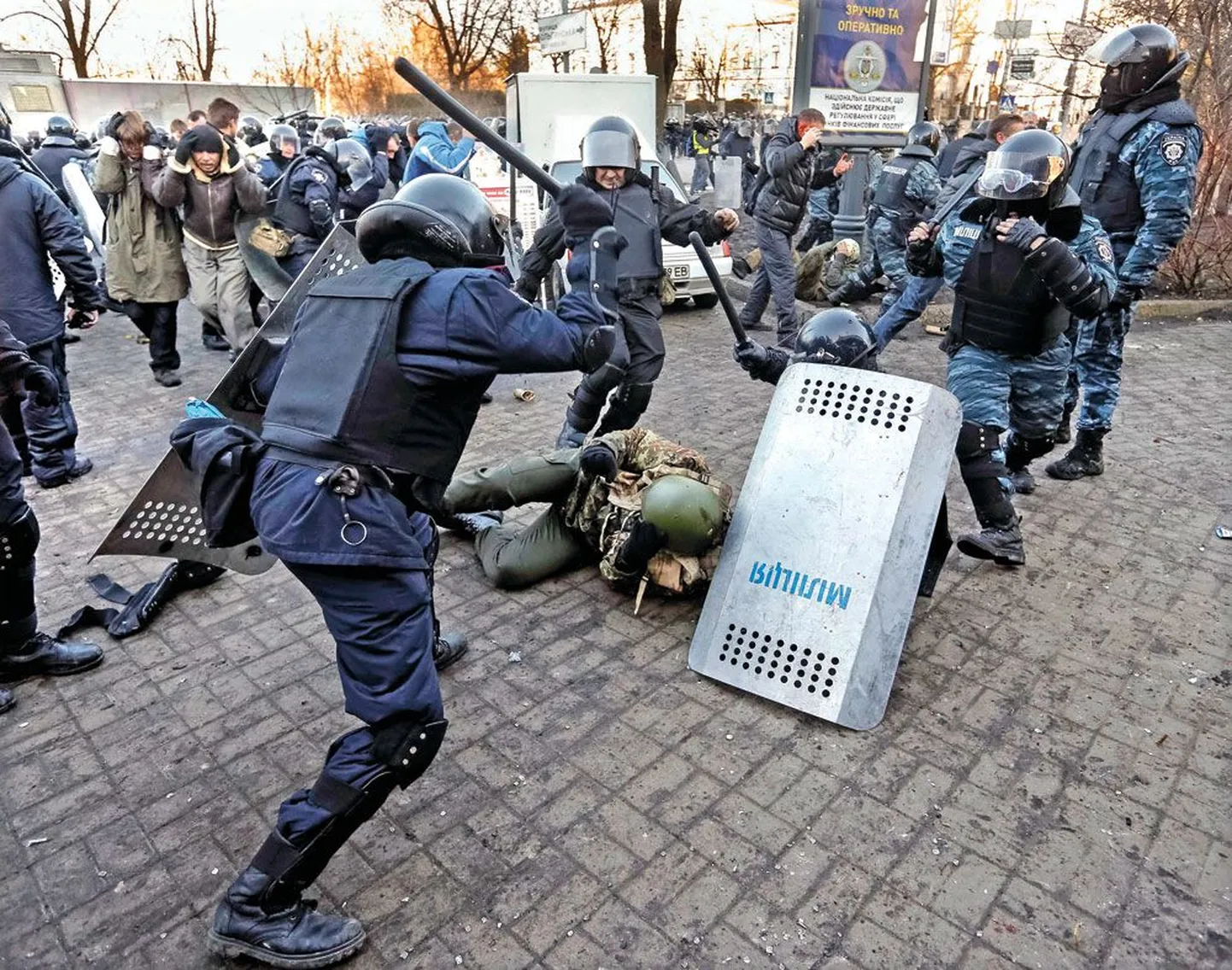 Miilitsa eriüksuslased peksmas Kiievi kesklinnas valitsusvastast demonstranti. Ukraina võimud teatasid eile üleriigilise terroritõrjeoperatsiooni alustamisest.