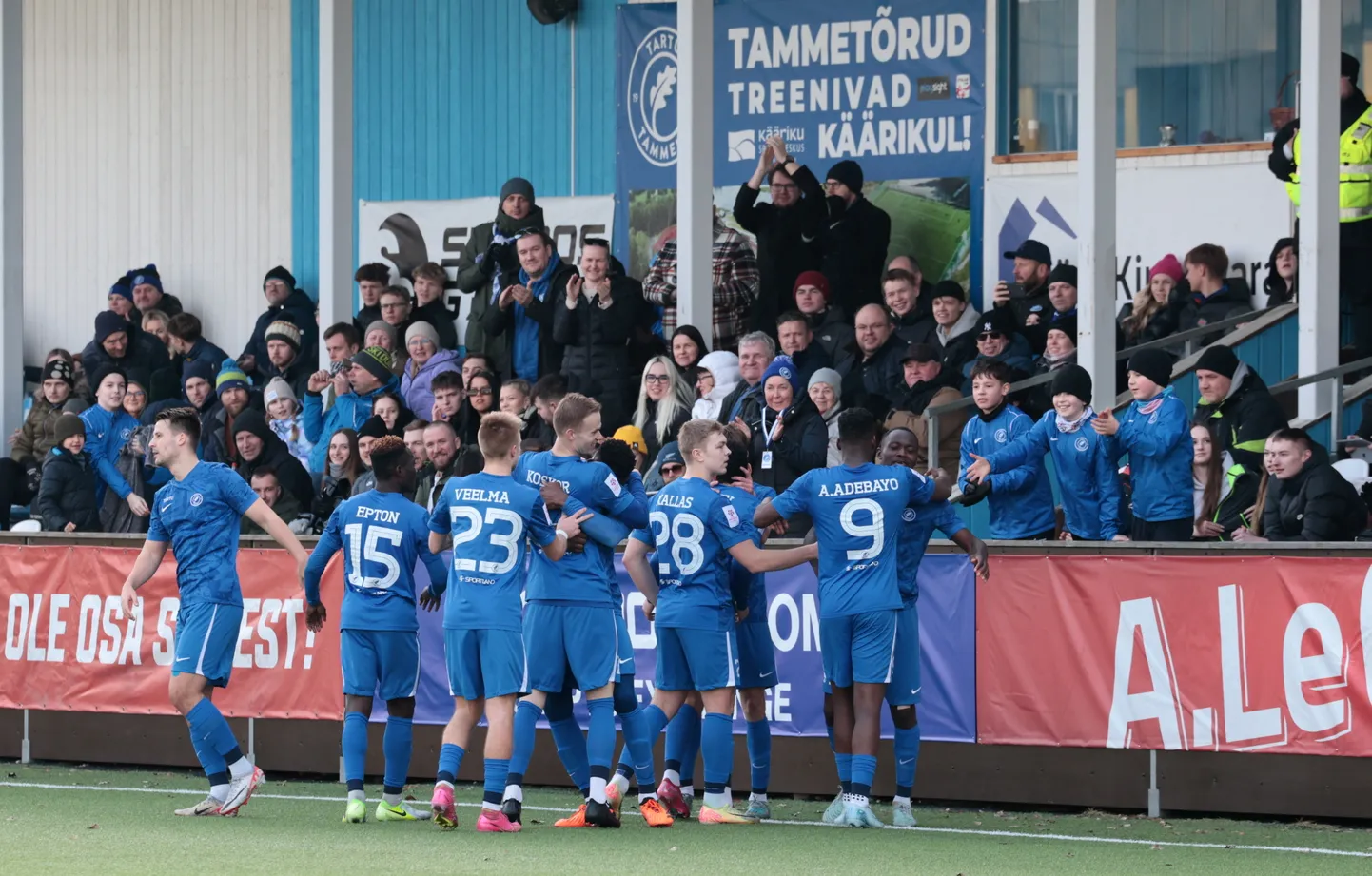 Tartu Tammeka mehed rõõmustamas.