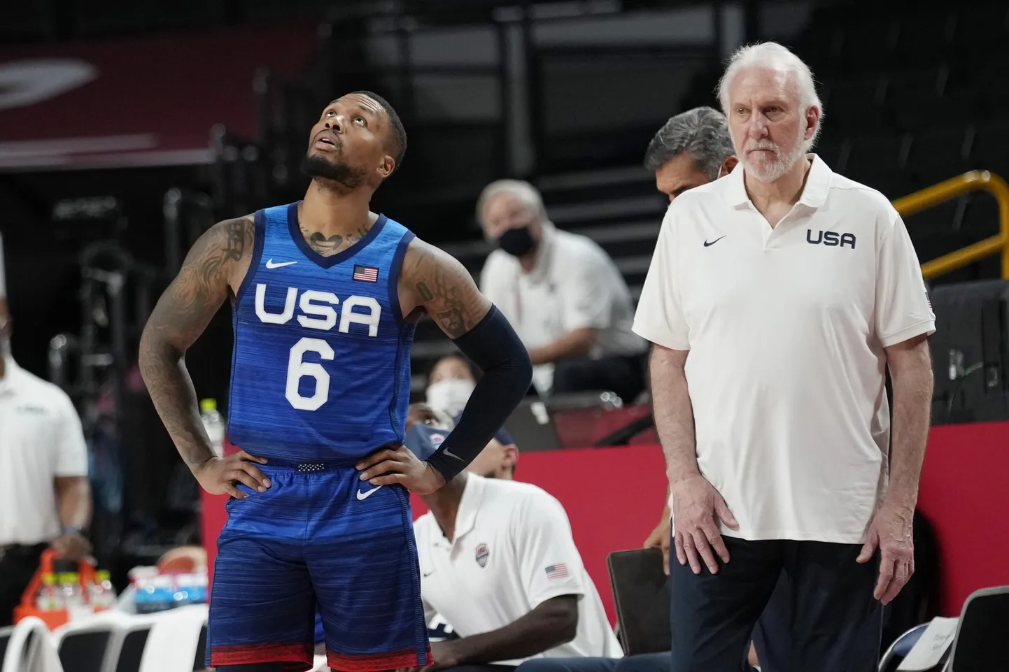 Damian Lillard (sinises) ja peatreener Gregg Popovich.