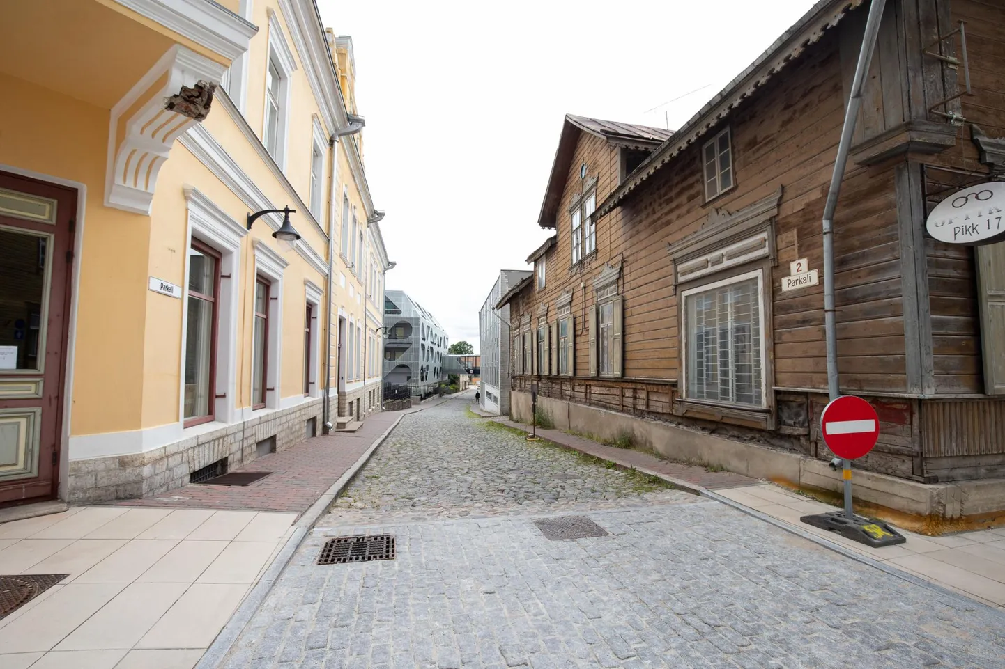 Ristmiku ümberehitustööde tõttu on Parkali tänav sõidukitele ajutiselt suletud, kuid nädala alguses oli see autosid täis pargitud.