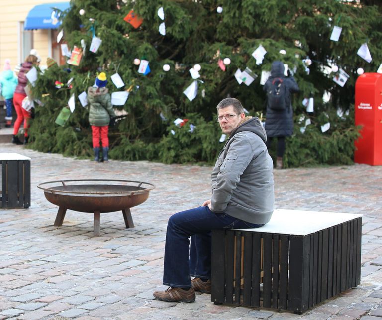 Vahur Einberg Tartu raeplatsil, taustal lapsed kuusele jõulusoove riputamas. Vahur Einberg mõtleb aga ka Ukraina laste peale. 