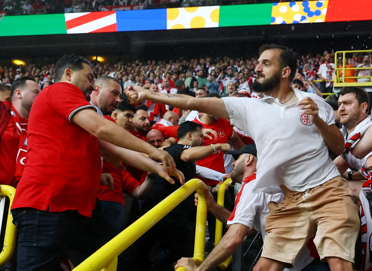 Turcijas un Gruzijas futbola līdzjutēji.