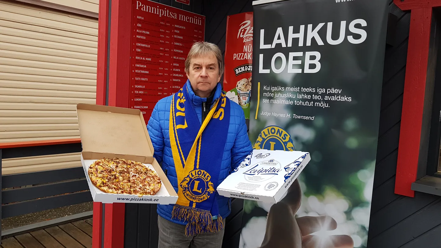 Klubi Lions Eesti liige Enno Rõõs kiidab ideed teha pitsasid müües head.