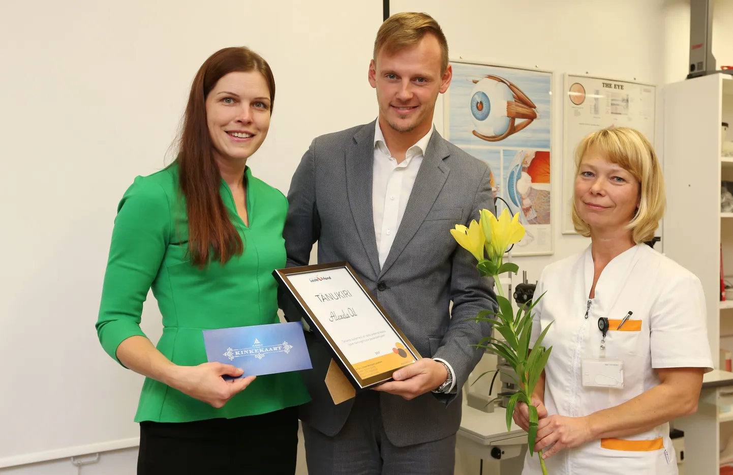 Alexela tanklakett aitas vähekindlustatud perede vaegnägijaist lastele raviprille soetada. Pildil Küllike Saar, Norbert Kaareste ja Terell Pihlak.