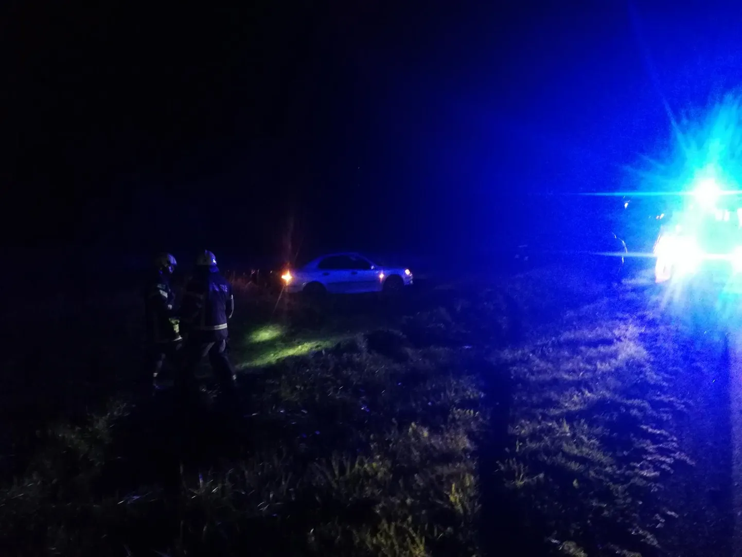 Purtse lähedal sõitis auto teelt välja.