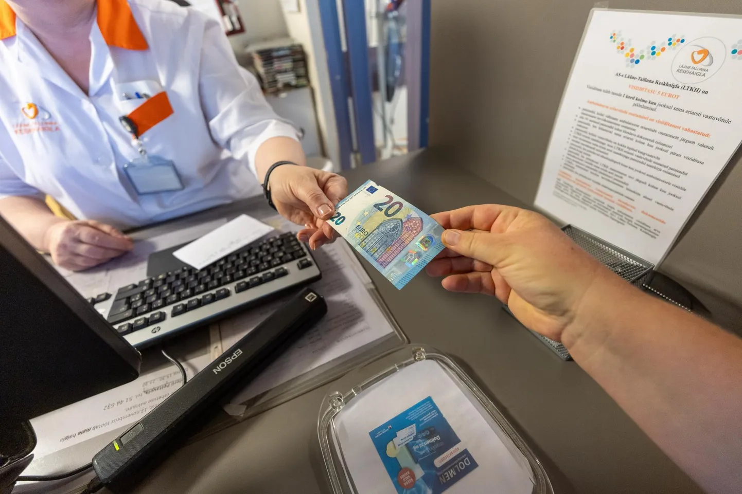 Valitsus tõstis aprillis eriarsti ja EMO visiiditasu viielt eurolt 20 eurole. Kuigi arstid arvavad, et 20 eurot ei ole suur raha, võib see siiski tekitada niigi koormatud perearstidele veel suuremaid järjekordi.