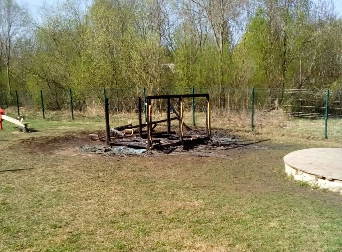 Неизвестные уничтожили маленький домик.