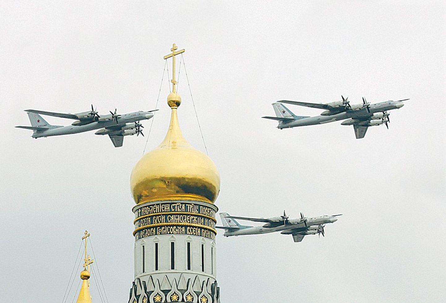 TU-99 pommitajad. Paraadist võtab osa 127 lennukit ja kopterit, kusjuures 23 hävitajat lendavad pühapäeval üle Punase väljaku nii, et moodustavad numbri 65.