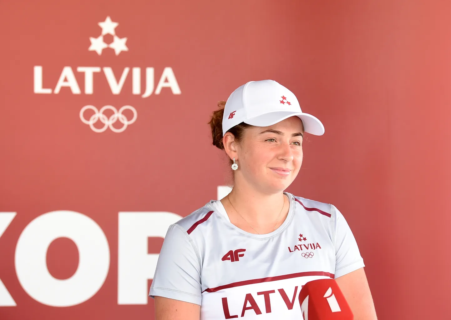 Tenisiste Aļona Ostapenko piedalās preses konferencē pie Rīgas lidostas VIP termināļa pirms došanās uz Olimpiskajām spēlēm Tokijā.