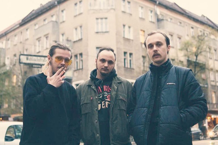 Valgevene bänd Molchat Doma on võlunud publikut venekeelse neogooti ja sündipopi sulamiga.