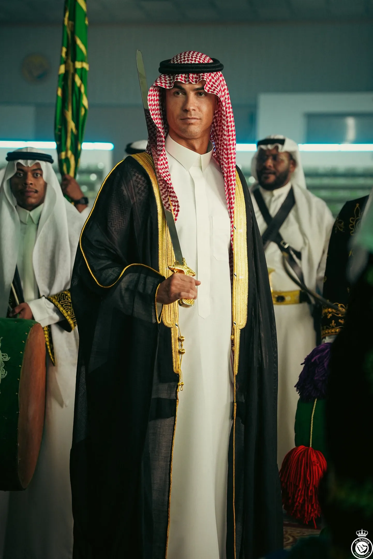 Saudi Araabias Al-Nassri klubis mängiv portugallasest ründaja Cristiano Ronaldo poseeris 23. septembri 2023. aastal Saudi Araabia rahvuspühal kohalikes rahvariietes, kandes ka mõõka