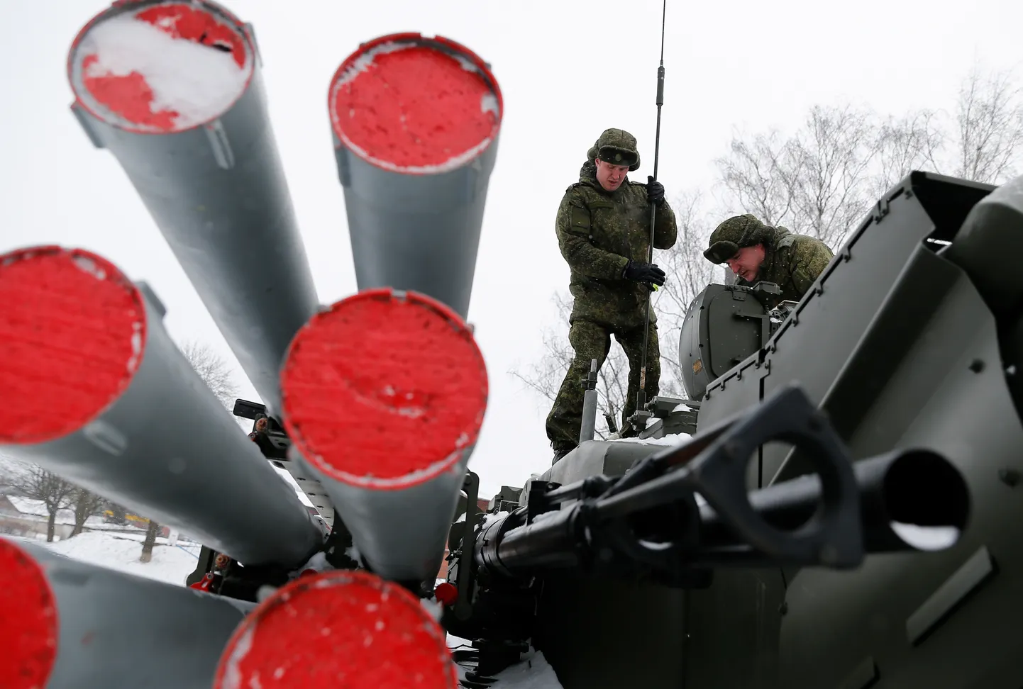 Vene Balti laevastiku õhutõrje üksuslased tutvumas Kaliningradis raketi- ja kahurikompleksi Pantsir-S1'ga.