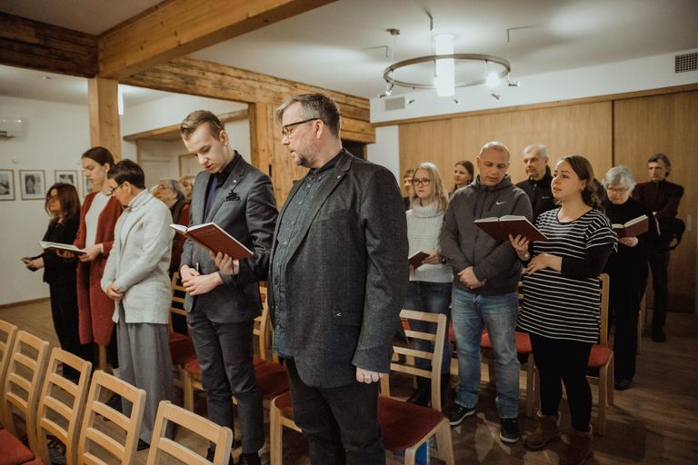 Katoliku kogudus käib Pärnus koos Karusselli tänava kabelis, kus on õdus saal missade pidamiseks.