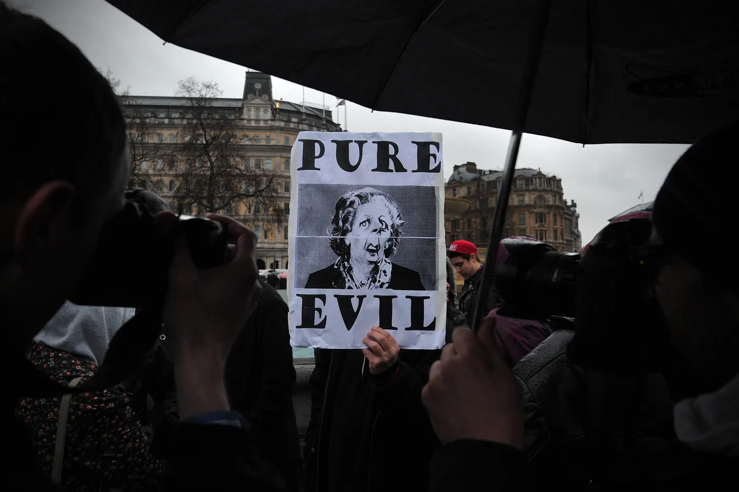 Sajad Briti ekspeaministri Margaret Thatcheri vastased kogunesid laupäeva õhtul vihma trotsides Londoni Trafalgari väljakule, et tähistada endise valitsusjuhi surma sel nädalal.