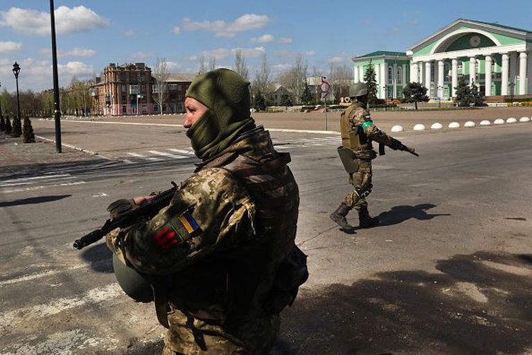 Украинские военные вынуждены обустраивать позиции в городах, говорят эксперты. На фото - солдаты ВСУ в центре Северодонецка. После тяжелых боев в июне Россия захватила этот город